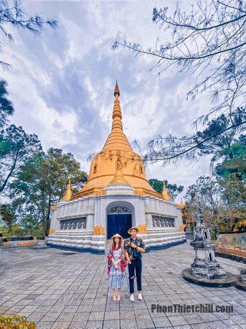 Nhiều du khách đến đây tham quan và chụp ảnh theo phong cách Thái Lan