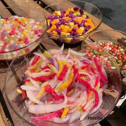 Quán bán nhiều loại chè, trong đó nổi bật nhất là chè bưởi.