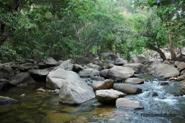 Thác Bà Bình Thuận - "Mềm" giữa núi rừng hùng vĩ