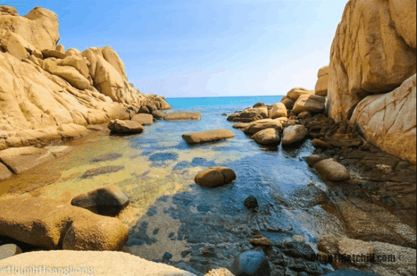 Những khối đá lớn bao quanh Cù Lao Câu