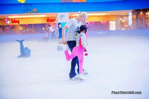 Top 29+ địa điểm vui chơi ở Hà Nội buổi tối thú vị nhất 2023 30 Địa điểm vui chơi ở Hà Nội về đêm - Sân băng Royal City