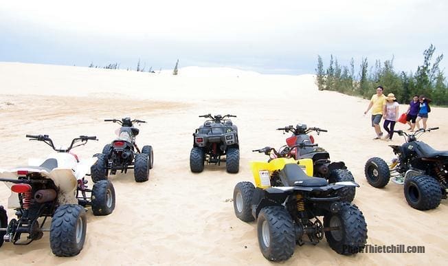 Tour xe jeep khám phá đồi cát