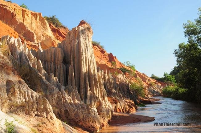 Fairy Stream Mui Ne – Travel Guide, Tips & Hidden Gem in Phan Thiet (2026) 9 1670977524 207 Suoi Tien Mui Ne an tuong boi dong nuoc do