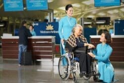 Xe đẩy, xe lăn có được mang lên máy bay không?