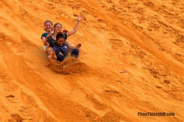 Trượt cát là trải nghiệm được yêu thích ở Mũi Né