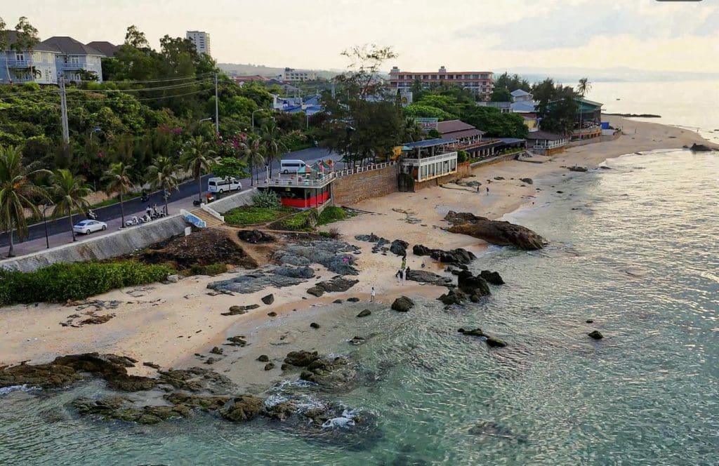 Phong cảnh thoáng mát với bãi biển rộng