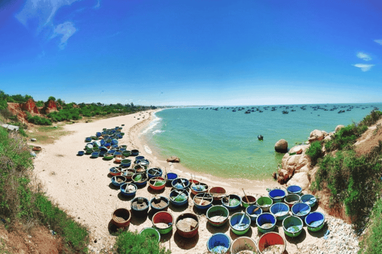 Bãi biển Gành Son lung linh trong nắng sớm