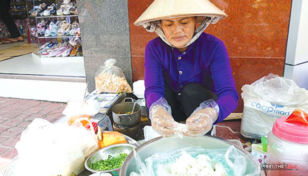 Cô Hiền bán bánh Nghệ