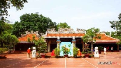 Đền thờ chính Dinh Thầy Thím