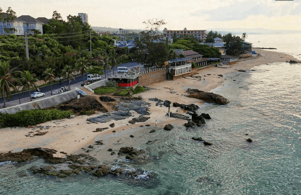 The scenery is refreshing with a wide beach.
