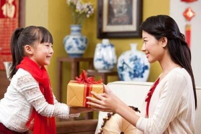 Ý nghĩa của tặng quà Tết cho bé